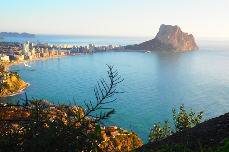 Betagende panoramaudsigt over Costa Blanca med det blå Middelhav, bjerge og kystlinje ved Alicante, Altea og Calpe i Spanien