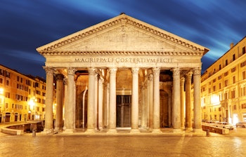 Historiske Pantheon og fontæne på Piazza della Rotonda i Rom fotograferet i det tidlige morgenlys