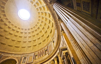 Det imponerende interiør af Pantheon i Rom med den berømte kuppel og lysindfaldet fra toppen, en af Italiens mest kendte historiske seværdigheder
