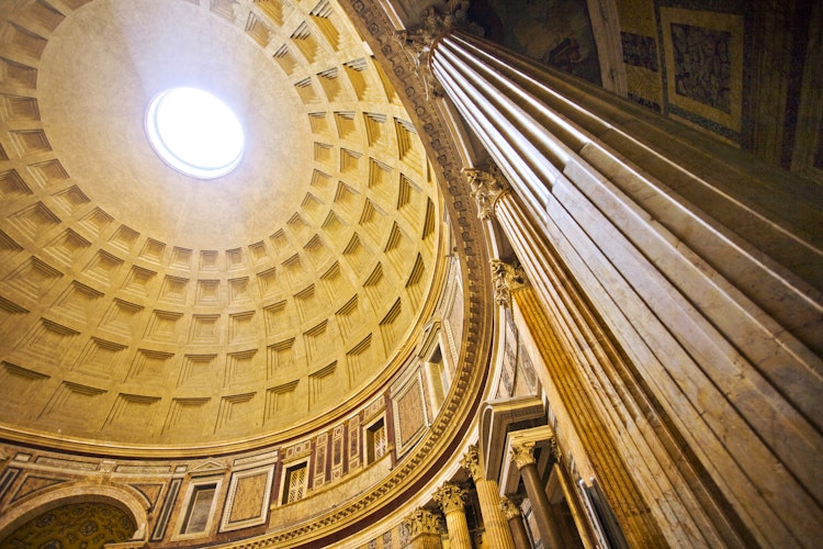 Det imponerende interiør af Pantheon i Rom med den berømte kuppel og lysindfaldet fra toppen, en af Italiens mest kendte historiske seværdigheder