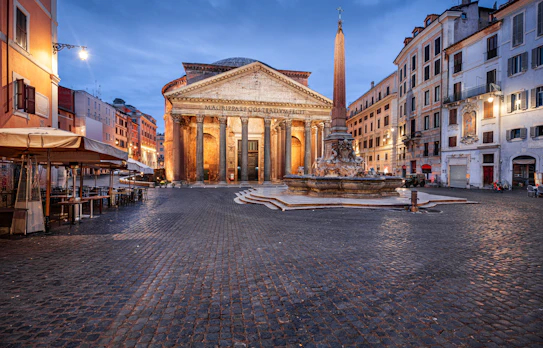 Pantheon i Rom - det berømte antikke romerske tempel fra 2. århundrede fotograferet i det smukke aftenlys med den ikoniske kuppel og klassiske søjler på Piazza della Rotonda