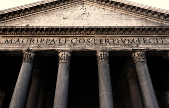 Pantheons imponerende facade i Rom med klassiske søjler og antik arkitektur - et ikonisk historisk monument fra det gamle Romerrige