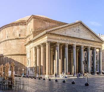 Det historiske Pantheon tempel i Rom med den imponerende kuppel og korintiske søjler, et af Italiens mest berømte oldtidsmonumenter