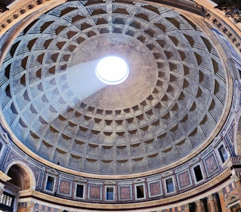 Indvendig udsigt af Pantheons imponerende kuppel med det berømte ovenlyshul i Rom, Italien