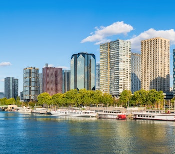 Panoramaudsigt over Paris med Beaugrenelle-distriktet, Eiffeltårnet og Seine-floden på en solrig dag
