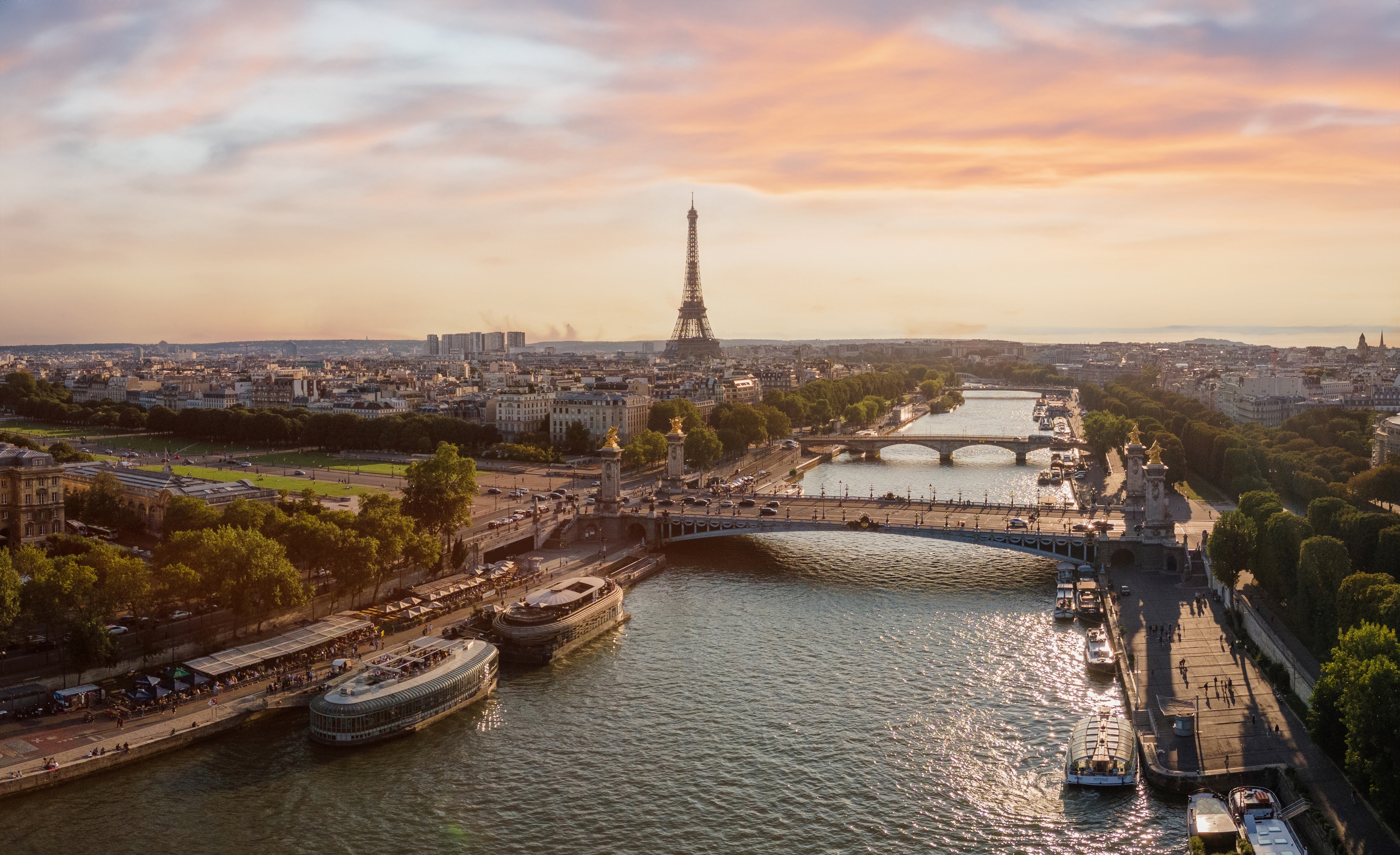Luftfoto af Paris ved solnedgang med Eiffeltårnet og Seinen