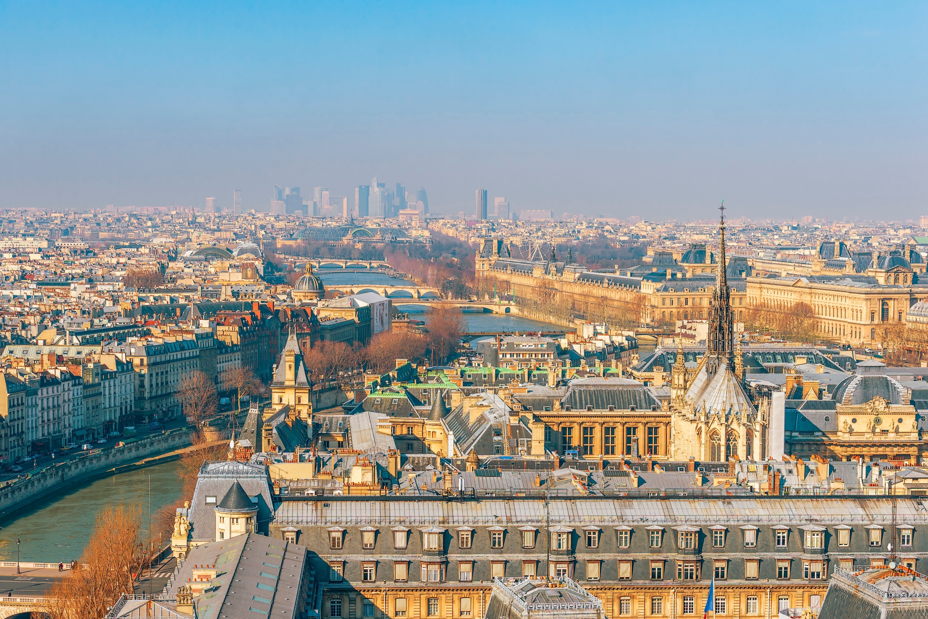Luftfoto over Paris med Sainte-Chapelle, floden Seine og skyskraberne i La Défense i baggrunden