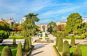 Smuk parterre-have med geometriske blomsterbede og veltrimmede hække i Buen Retiro Park i Madrid, en af byens mest populære seværdigheder