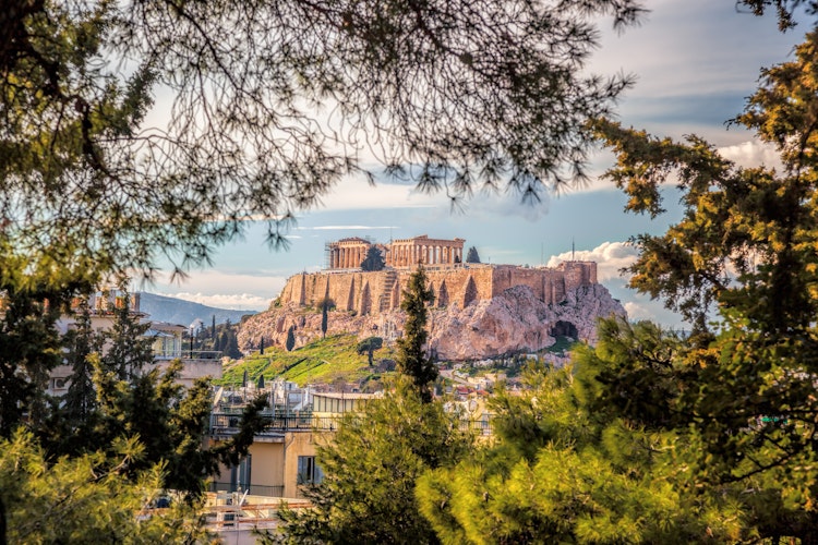 Det historiske Parthenon-tempel på Akropolis-højen med blomstrende forårstræer i Athen, Grækenland