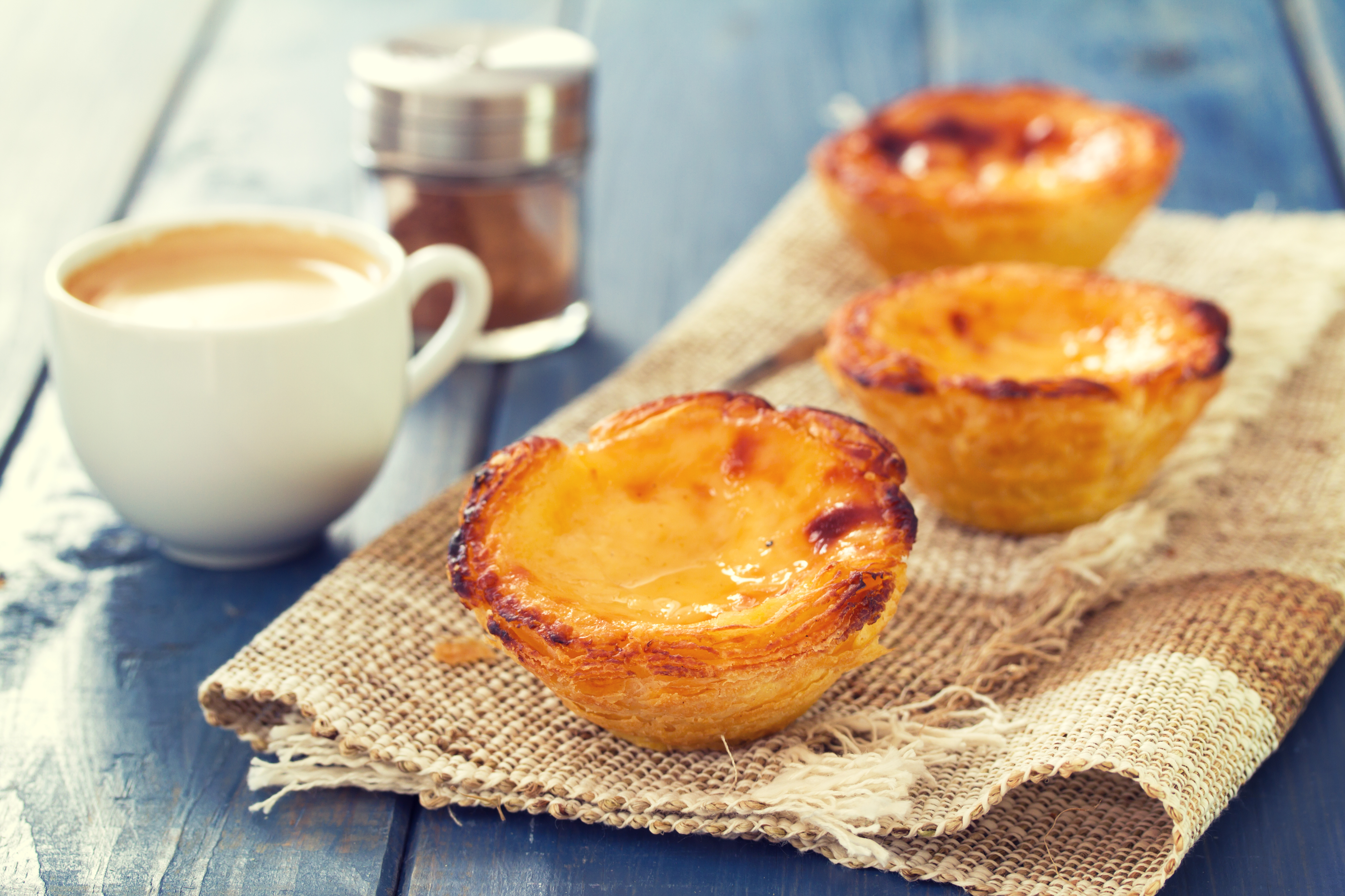 Traditionel portugisisk dessert Pastel de Nata serveret med en kop kaffe, en berømt specialitet fra Lissabon