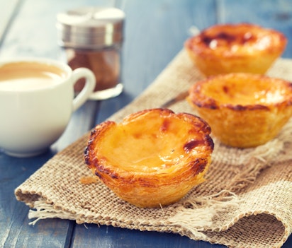 Traditionel portugisisk dessert Pastel de Nata serveret med en kop kaffe, en berømt specialitet fra Lissabon