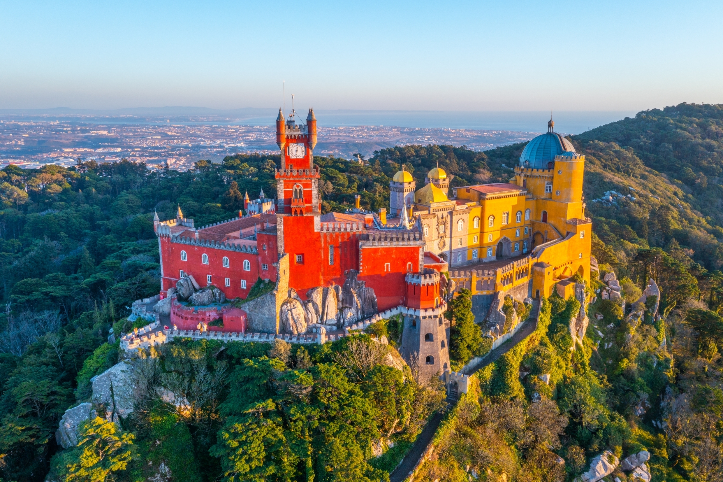 Det farverige Pena Palads beliggende på en bakke i Sintra, Portugal, med sin romantiske og gotiske arkitektur.