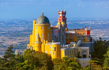 Det historiske Pena Slot i Sintra med sin karakteristiske gule facade og mauriske arkitektur - et populært rejsemål nær Lissabon i Portugal