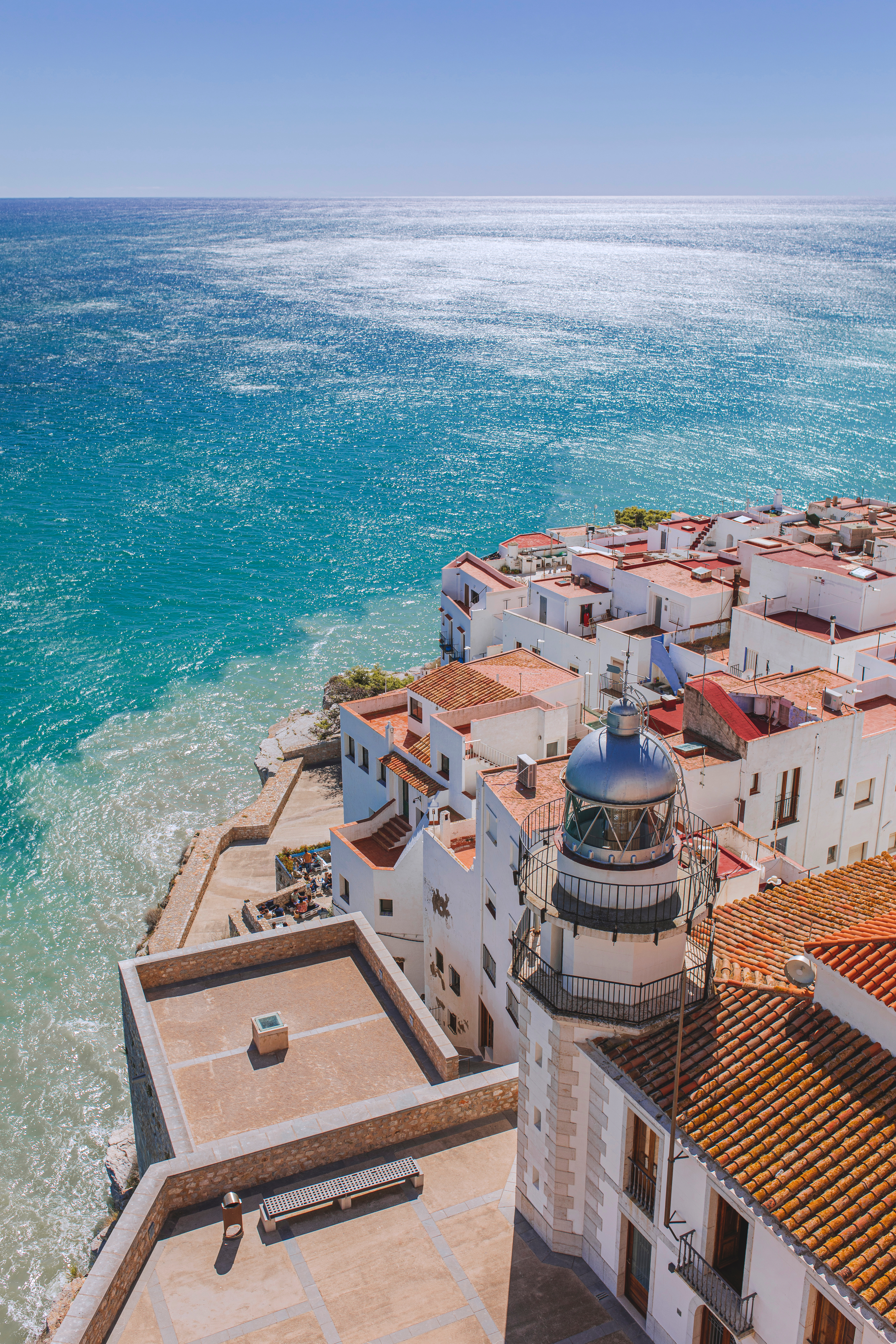 Fyrtårn og hvide huse ved Middelhavets kyst i Peñiscola Spanien