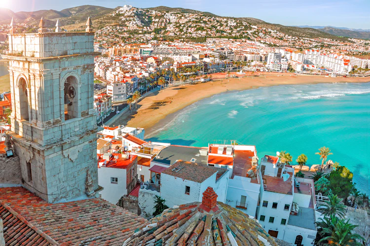 Betagende udsigt over det turkisblå Middelhav fra Pope Lunas middelalderslot i Peñíscola, Valencia-regionen i Spanien