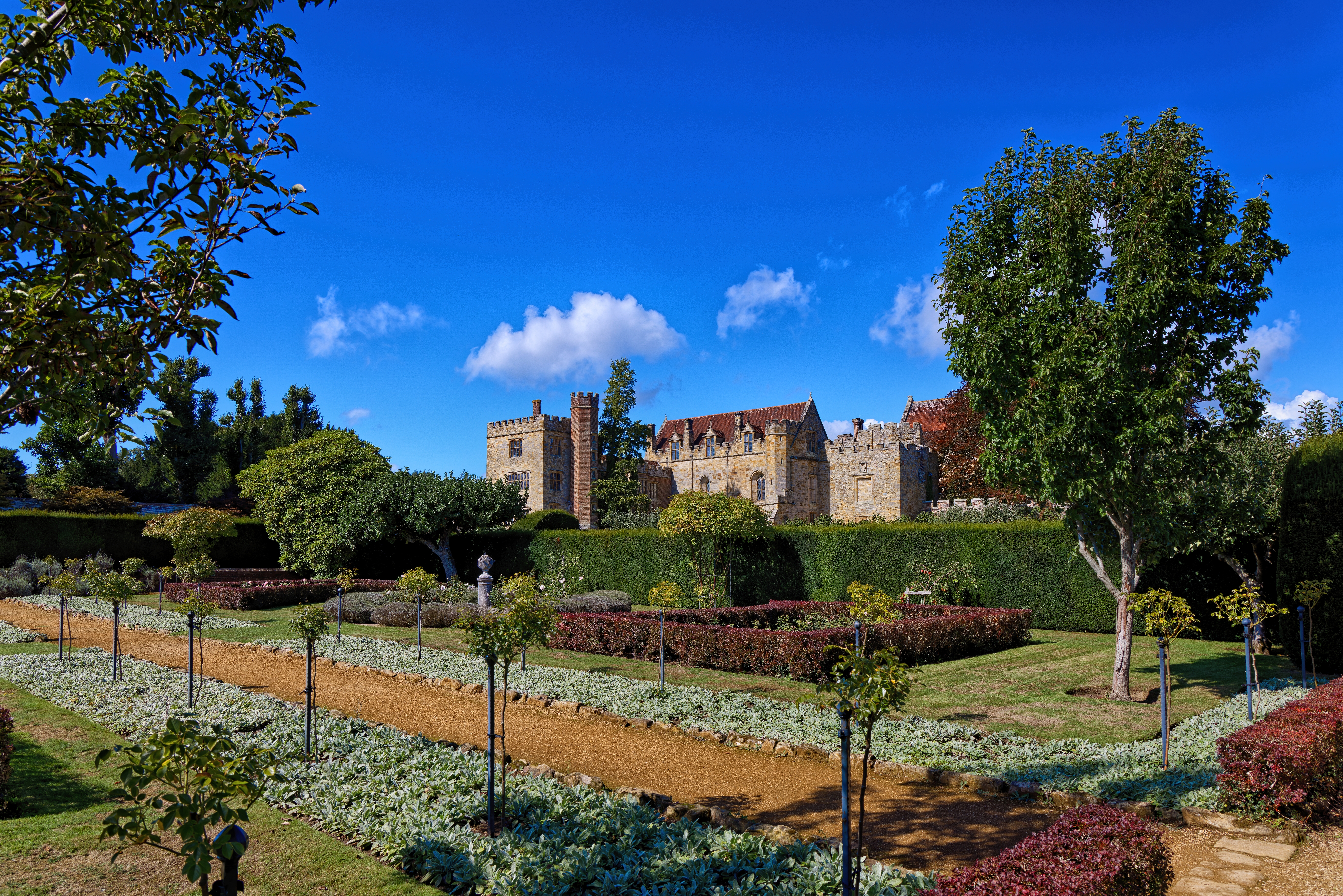 Penshurst Place middelalderslot med smukke formelle haver i Kent, England