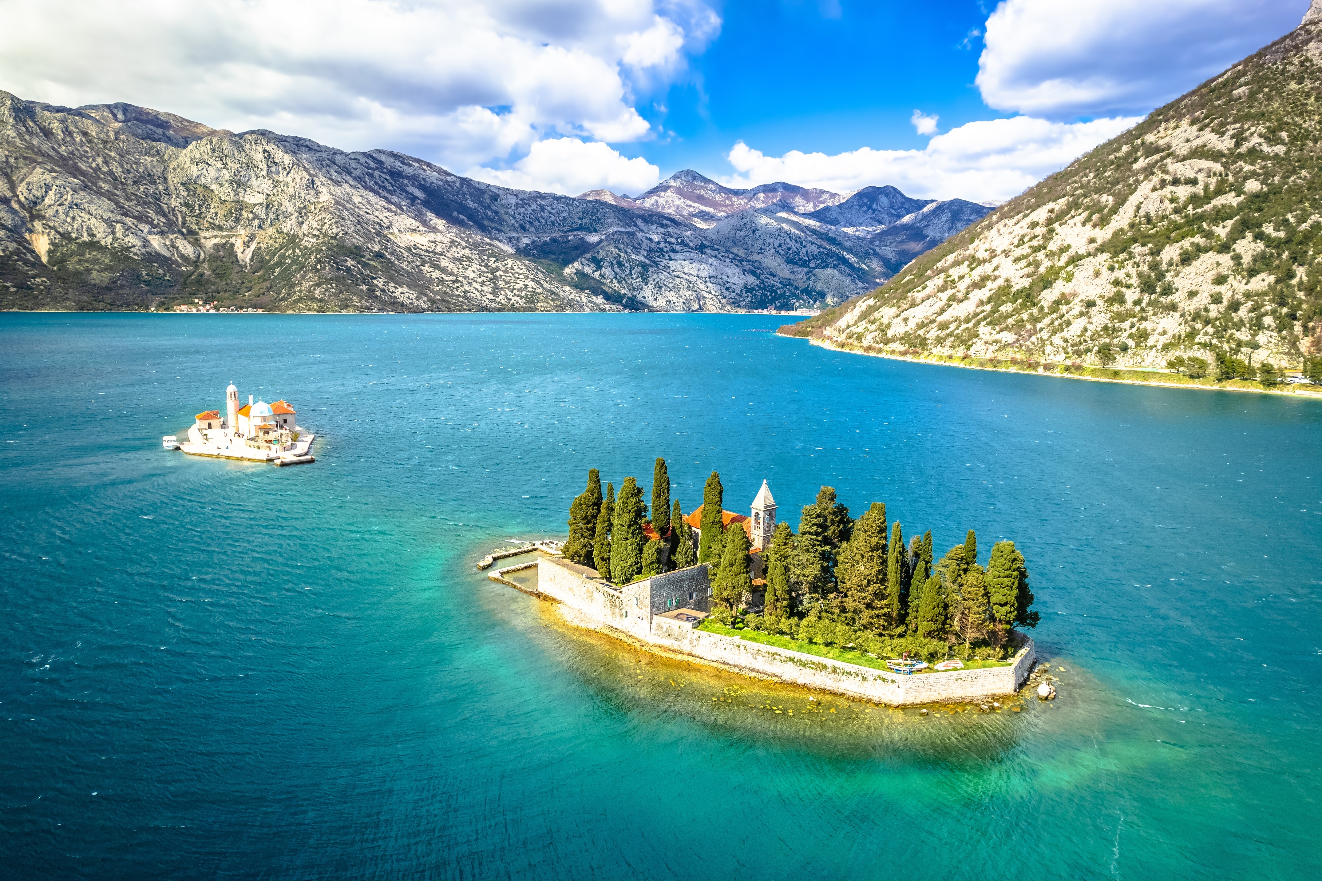 Luftfoto af Sankt Georgs ø og Vor Frue på Klippen ved Perast i Kotor-bugten, Montenegro
