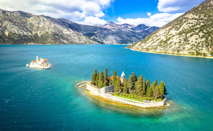 Luftfoto af Sankt Georgs ø og Vor Frue på Klippen ved Perast i Kotor-bugten, Montenegro