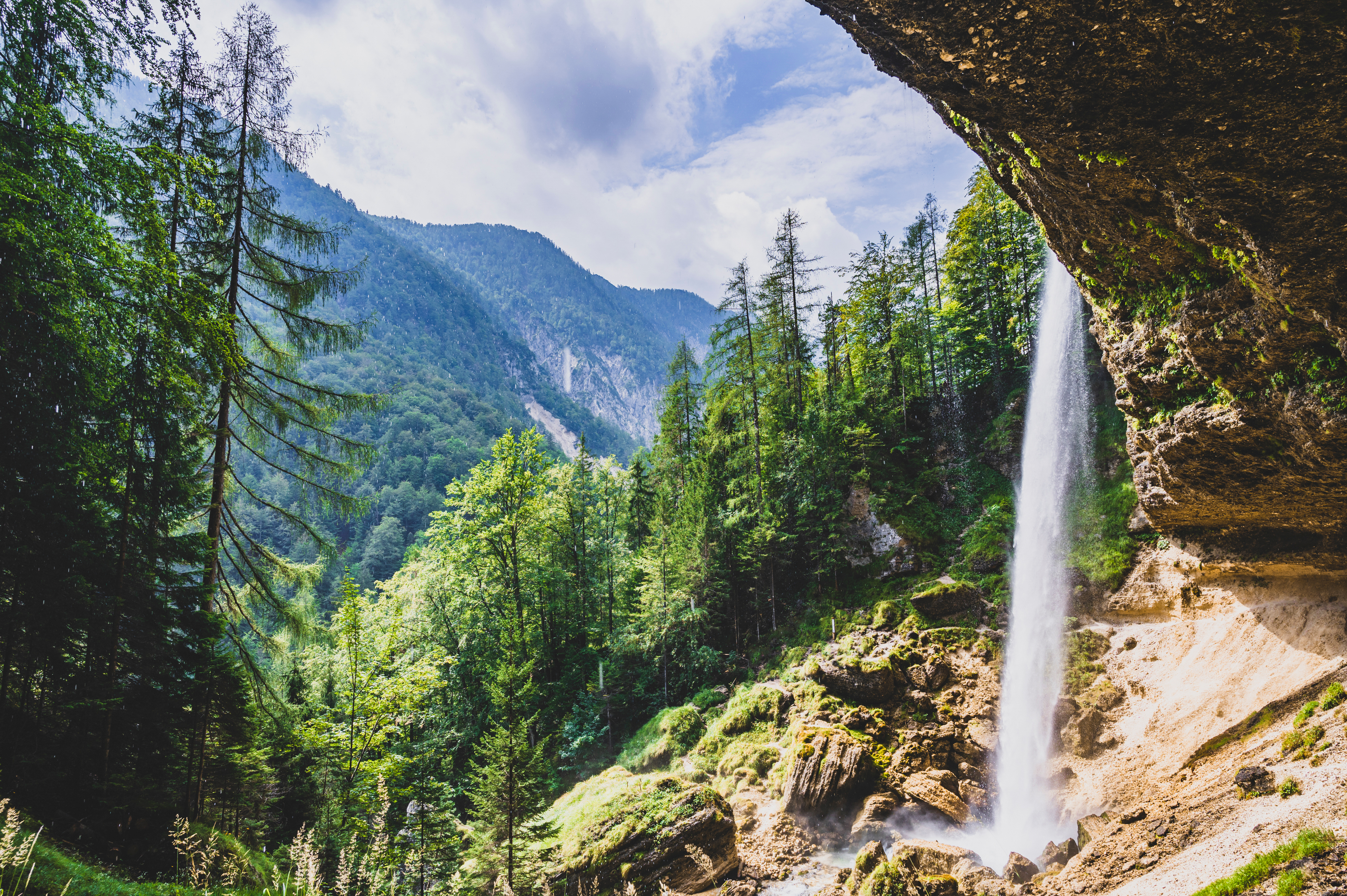 Spektakulært Pericnik vandfald i kalkstenshule i Sloveniens Triglav Nationalpark