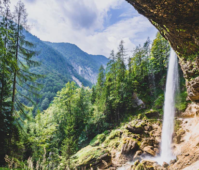 Spektakulært Pericnik vandfald i kalkstenshule i Sloveniens Triglav Nationalpark