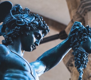 Cellinis berømte bronzestatue af Perseus med Medusas hoved fra 1545, et ikonisk renæssanceværk på Piazza della Signoria i Firenze