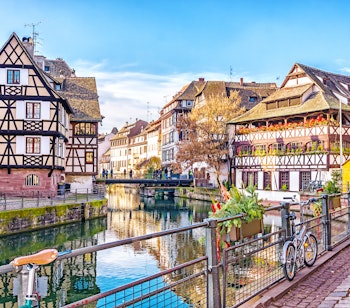 Idylliske bindingsværkshuse langs kanalerne i La Petite France i middelalderlige Strasbourg, UNESCO verdensarv i Alsace, Frankrig