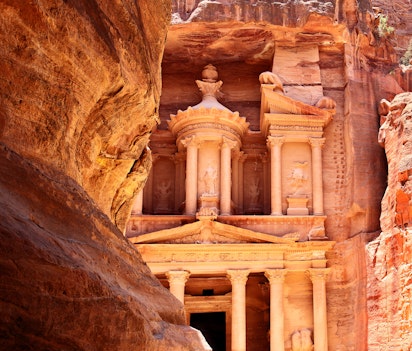 Det berømte Treasury i Petra Jordan udskåret i lyserød sandsten