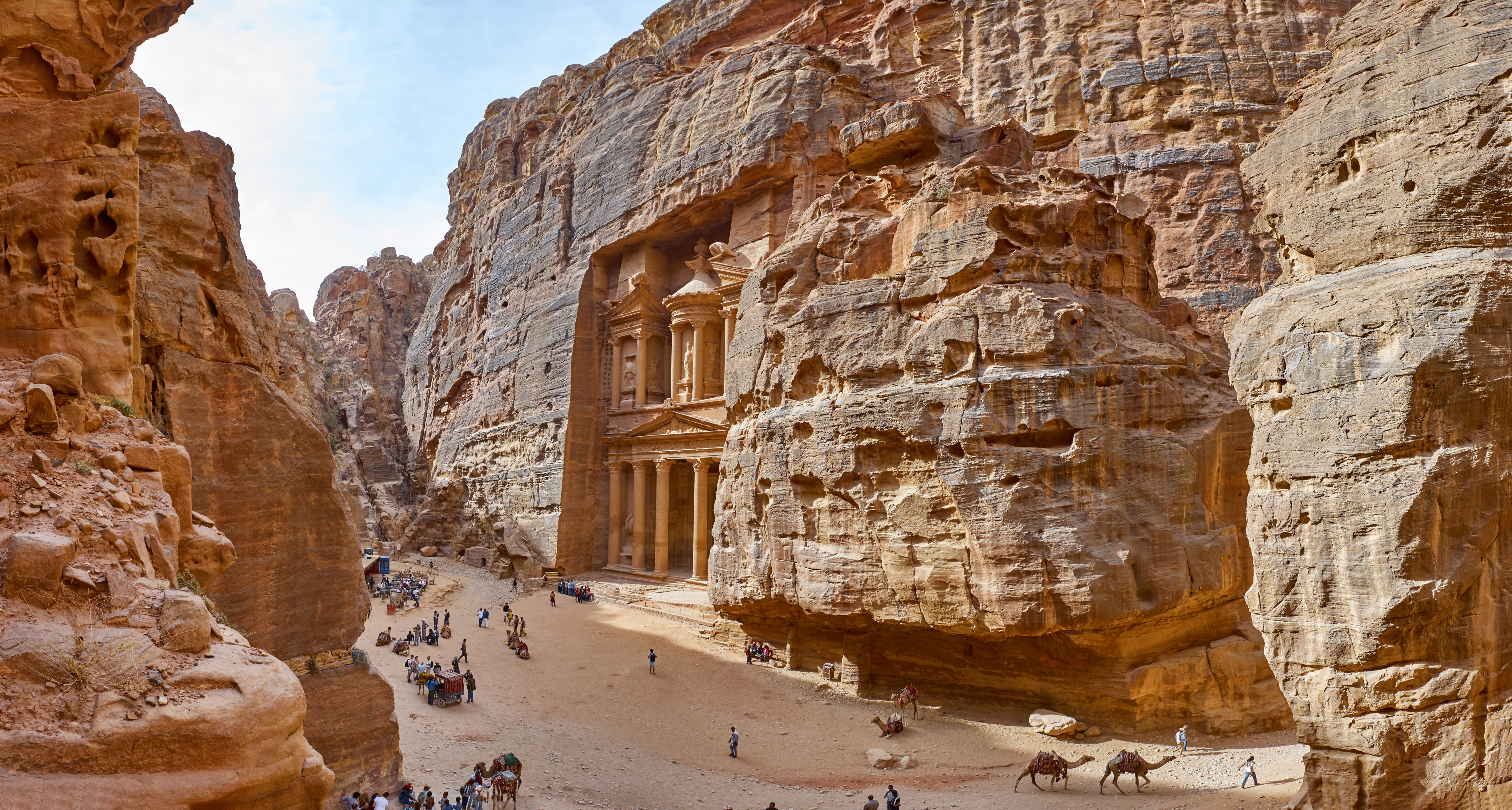 Det berømte Treasury-tempel hugget ud i klippevæggen i Petra, Jordan