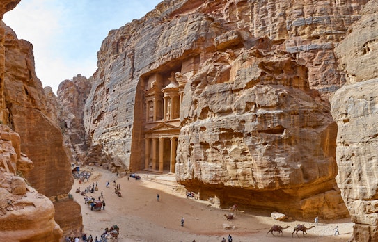 Det berømte Treasury-tempel hugget ud i klippevæggen i Petra, Jordan