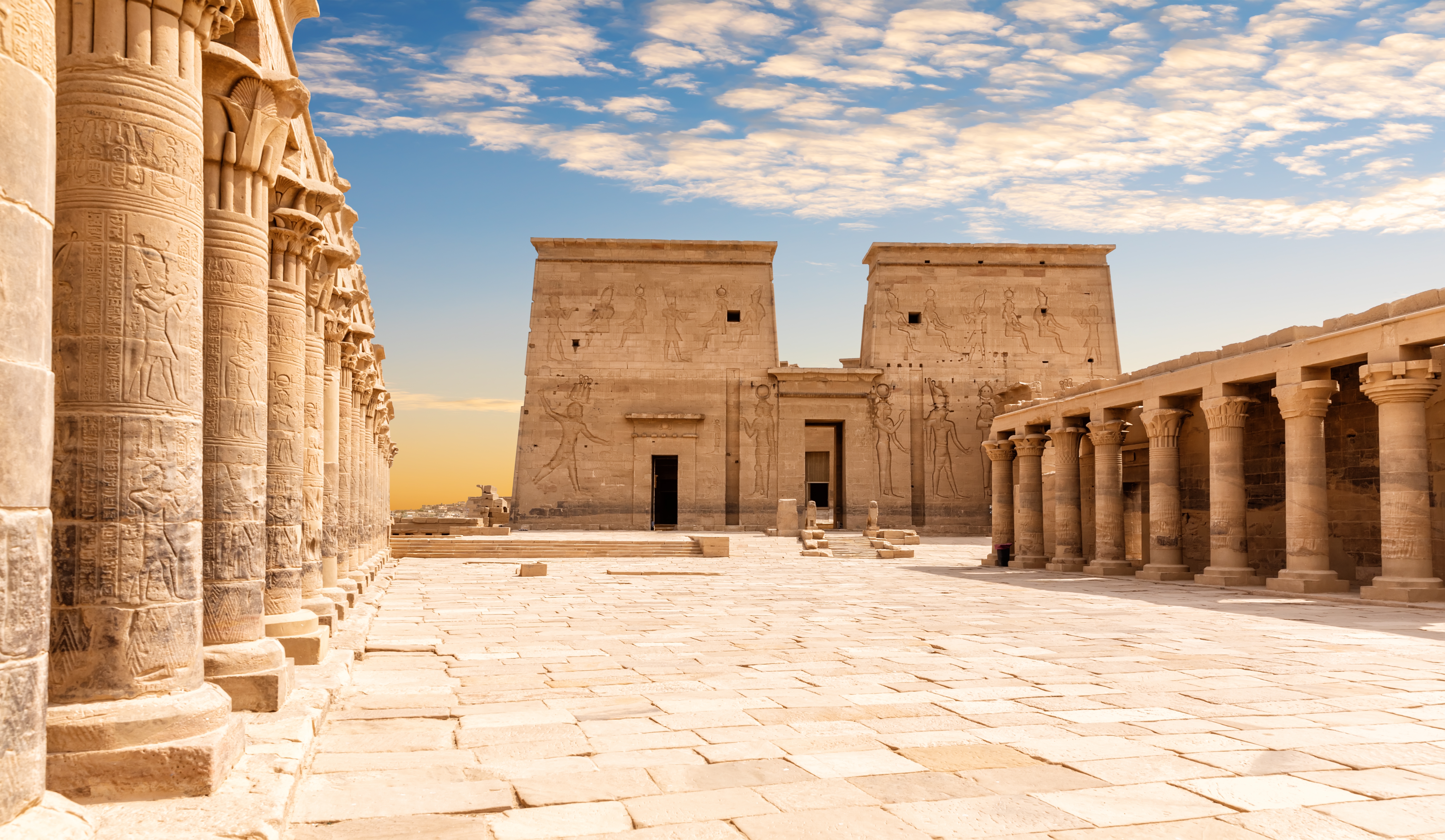 Det smukke Philae-tempel for gudinden Isis i Aswan, Egypten, med massive sandstensporte og søjler dekoreret med hieroglyffer