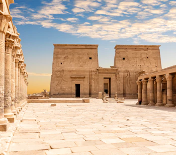 Det smukke Philae-tempel for gudinden Isis i Aswan, Egypten, med massive sandstensporte og søjler dekoreret med hieroglyffer