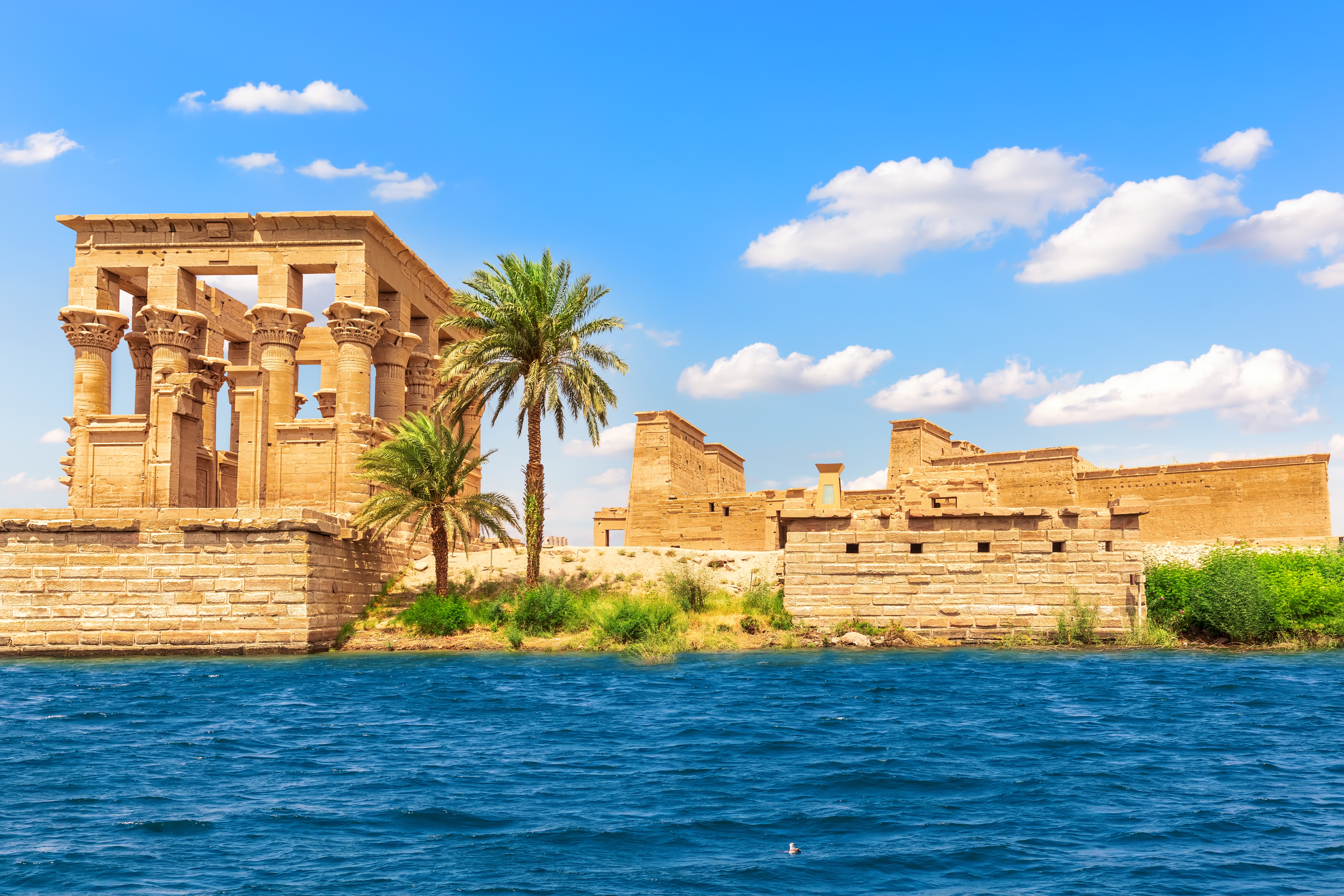 Antikke Philae Tempel med soejler ved Nilfloden naer Aswan i Aegypten
