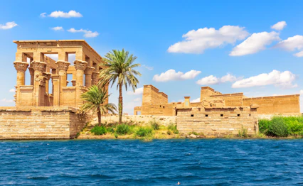 Antikke Philae Tempel med soejler ved Nilfloden naer Aswan i Aegypten