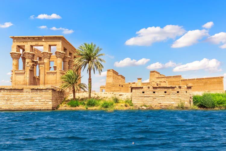 Antikke Philae Tempel med soejler ved Nilfloden naer Aswan i Aegypten