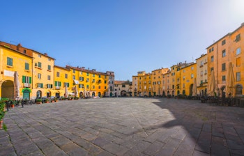 Den historiske Piazza Anfiteatro i Lucca med karakteristiske gule bygninger på den ovale plads bygget på resterne af et romersk amfiteater, Toscana, Italien