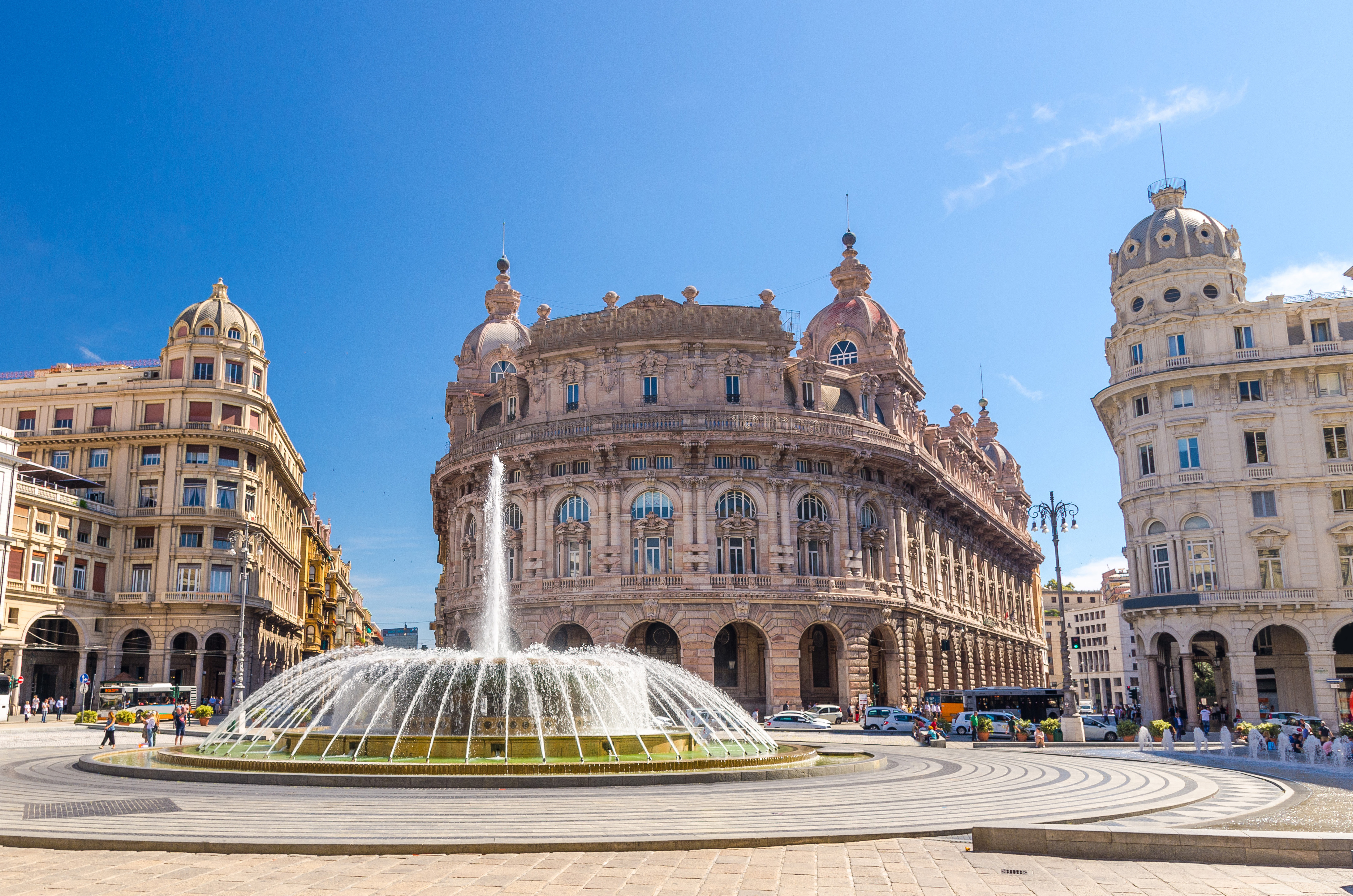 Den historiske Piazza De Ferrari med fontæne og Palazzo della Nuova Borsa i Genovas gamle bydel, Italien