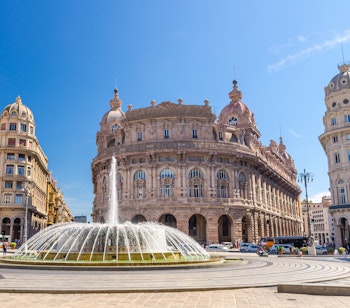 Den historiske Piazza De Ferrari med fontæne og Palazzo della Nuova Borsa i Genovas gamle bydel, Italien