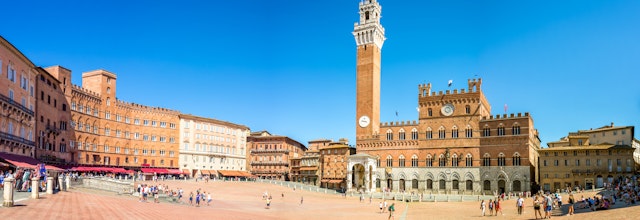Panoramaudsigt over Piazza del Campo med Palazzo Pubblico og Torre del Mangia tårnet i Siena, Toscana - en ikonisk middelalderlig plads i Italien