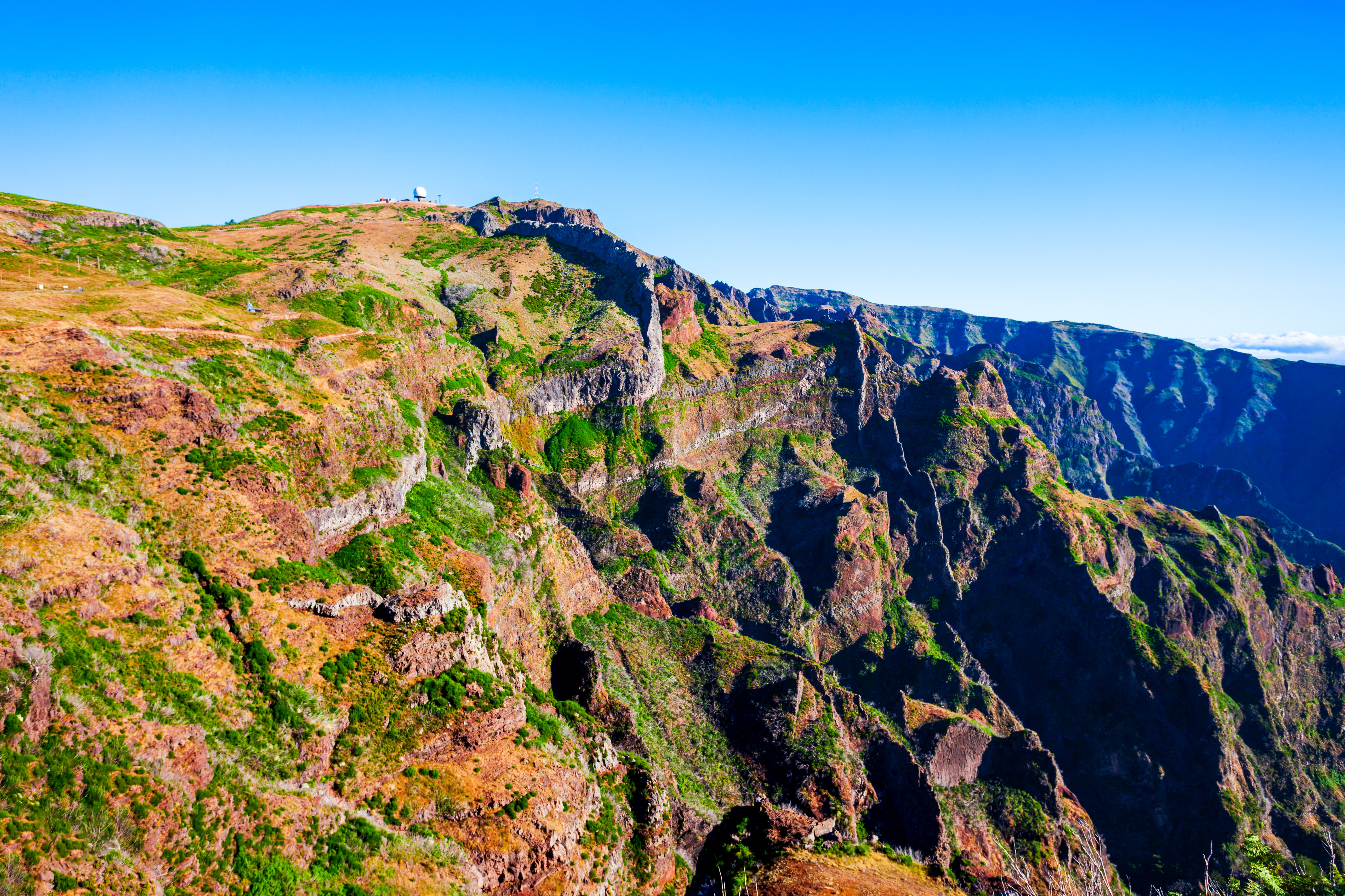 Dramatisk udsigt fra Pico do Arieiro på Madeira – Portugals tredjehjøjeste bjergpeak med dybe grønne klipper og vulkanske dale