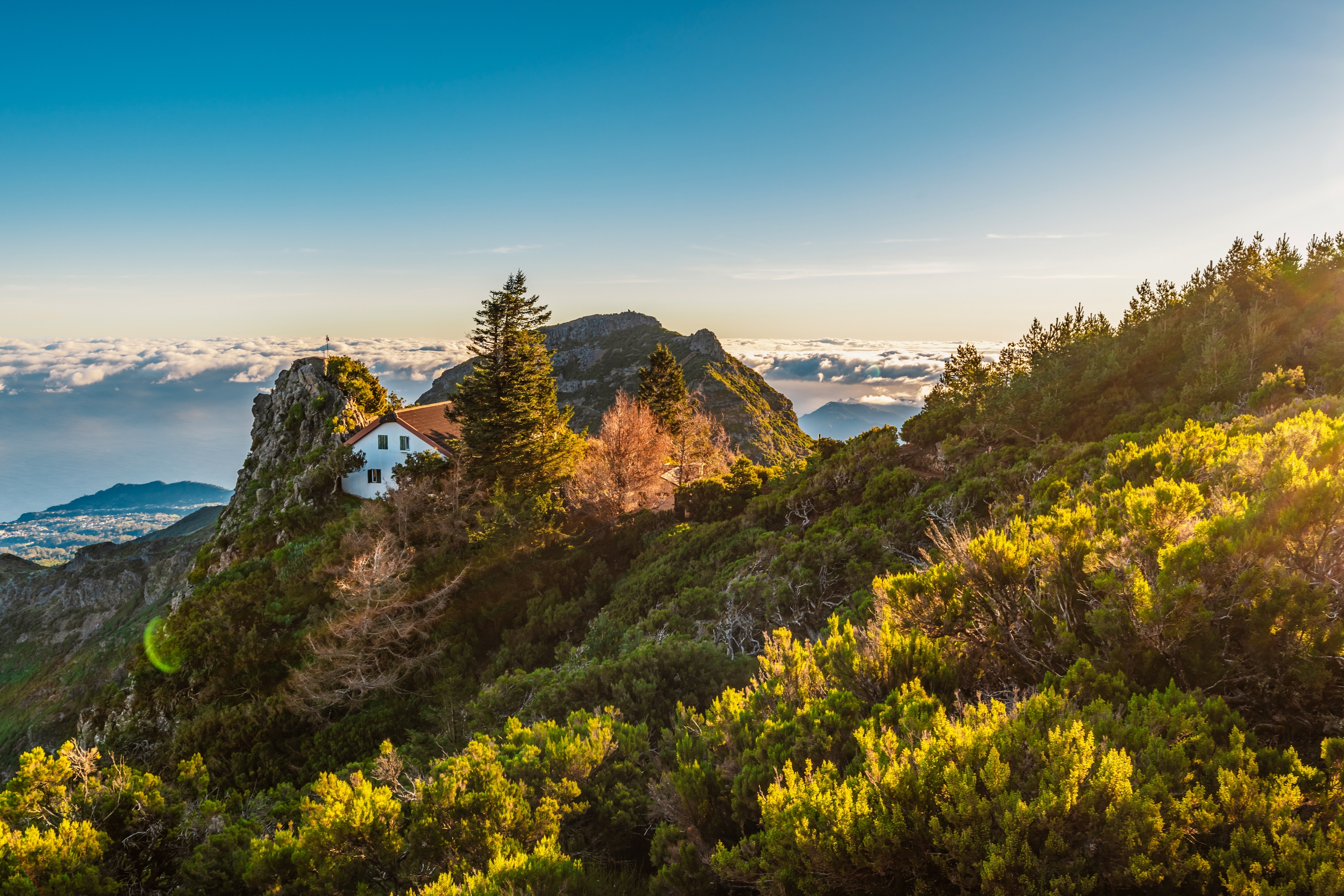 Vandring på Madeiras højeste bjerg, Pico Ruivo, med den charmerende bjerghytte Abrigo og spektakulær udsigt over øens bjerglandskab