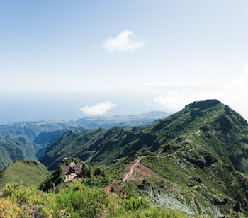 Spektakulær vandresti til Pico Ruivo, Madeiras højeste punkt på 1861 meter, med dramatiske bjergformationer og skyer, der omslutter landskabet