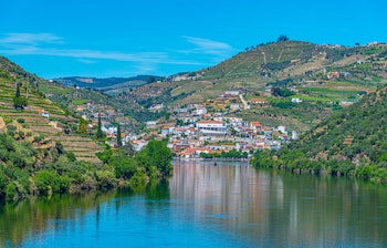 Idyllisk udsigt over Pinhão landsbyen omgivet af terrasserede vingårde ved Douro-floden i Portugal