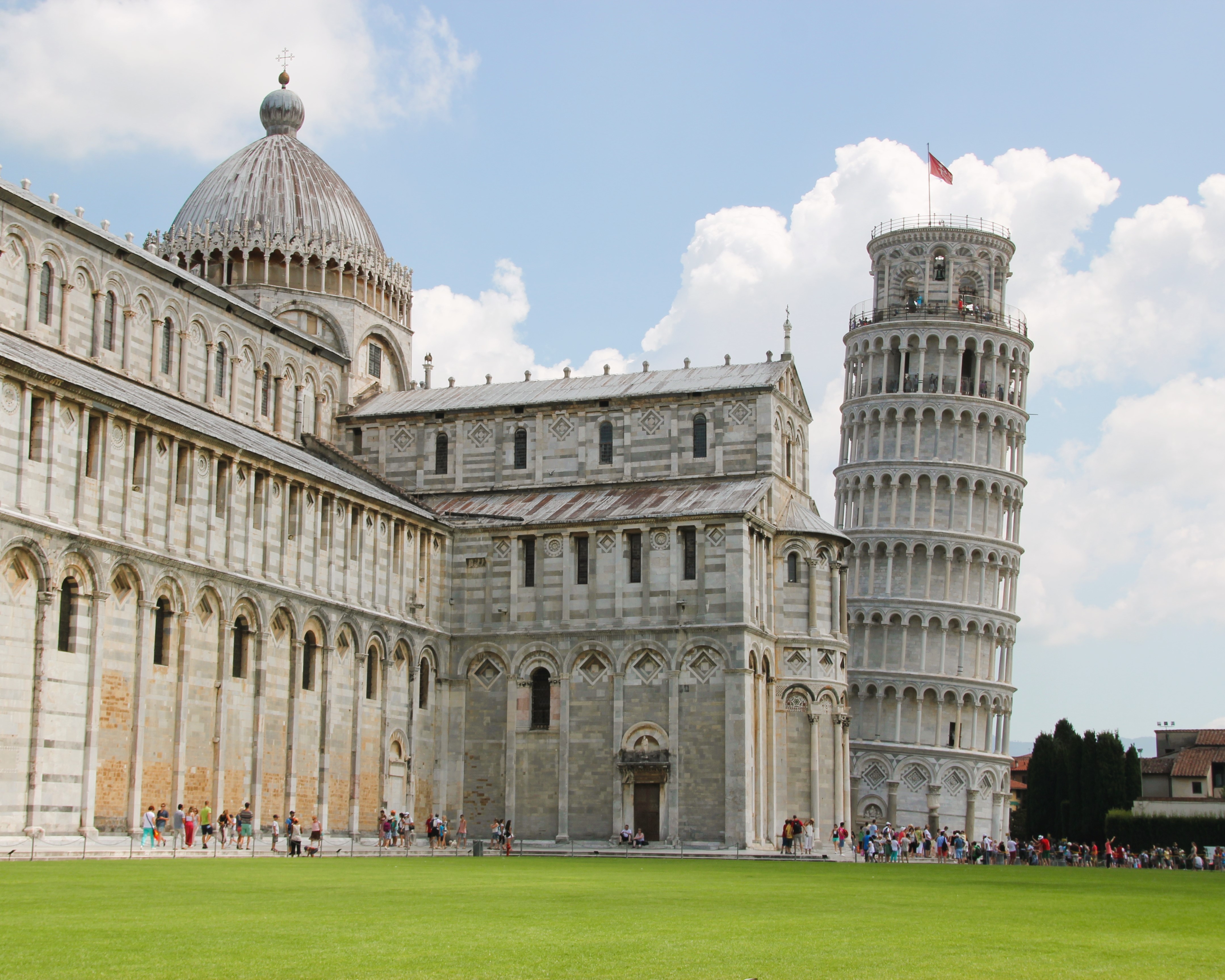 Det berømte skæve tårn i Pisa og domkirken på Piazza dei Miracoli, Italien
