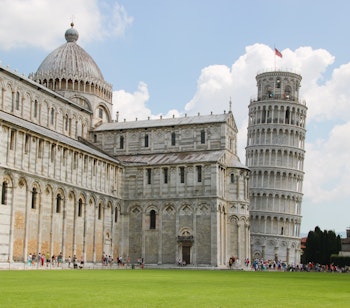 Det berømte skæve tårn i Pisa og domkirken på Piazza dei Miracoli, Italien