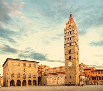 Historiske Piazza del Duomo i Pistoia med San Zeno katedralen og det gamle rådhus i hjertet af Toscana, Italien