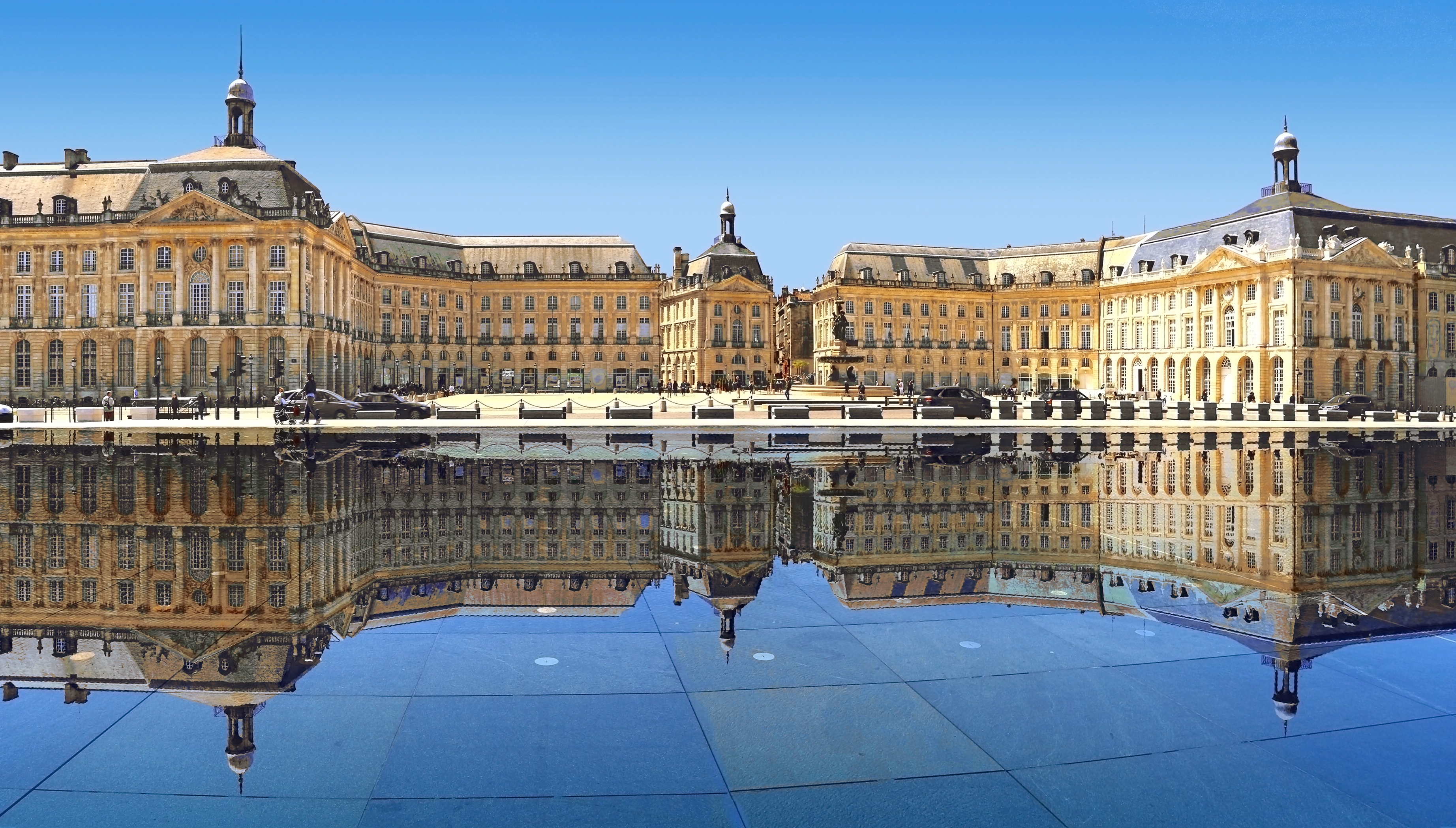 Place de la Bourse med vandspejl reflektion i Bordeaux Frankrig viser elegant 1700-tals arkitektur