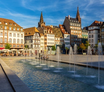 Den historiske plads Place Kleber med fontæner og traditionel alsacisk arkitektur i Strasbourg, Frankrig