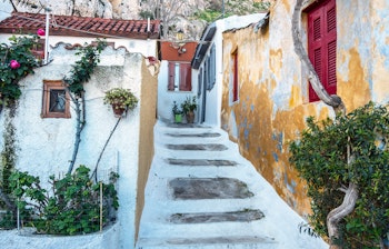 Det charmerende historiske Plaka-kvarter i Athen med farverig traditionel arkitektur og smalle gader tæt på Akropolis