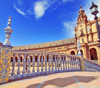 Smuk Plaza de Espana i Sevilla Spanien med ornamenterede keramiske fliser og buegange