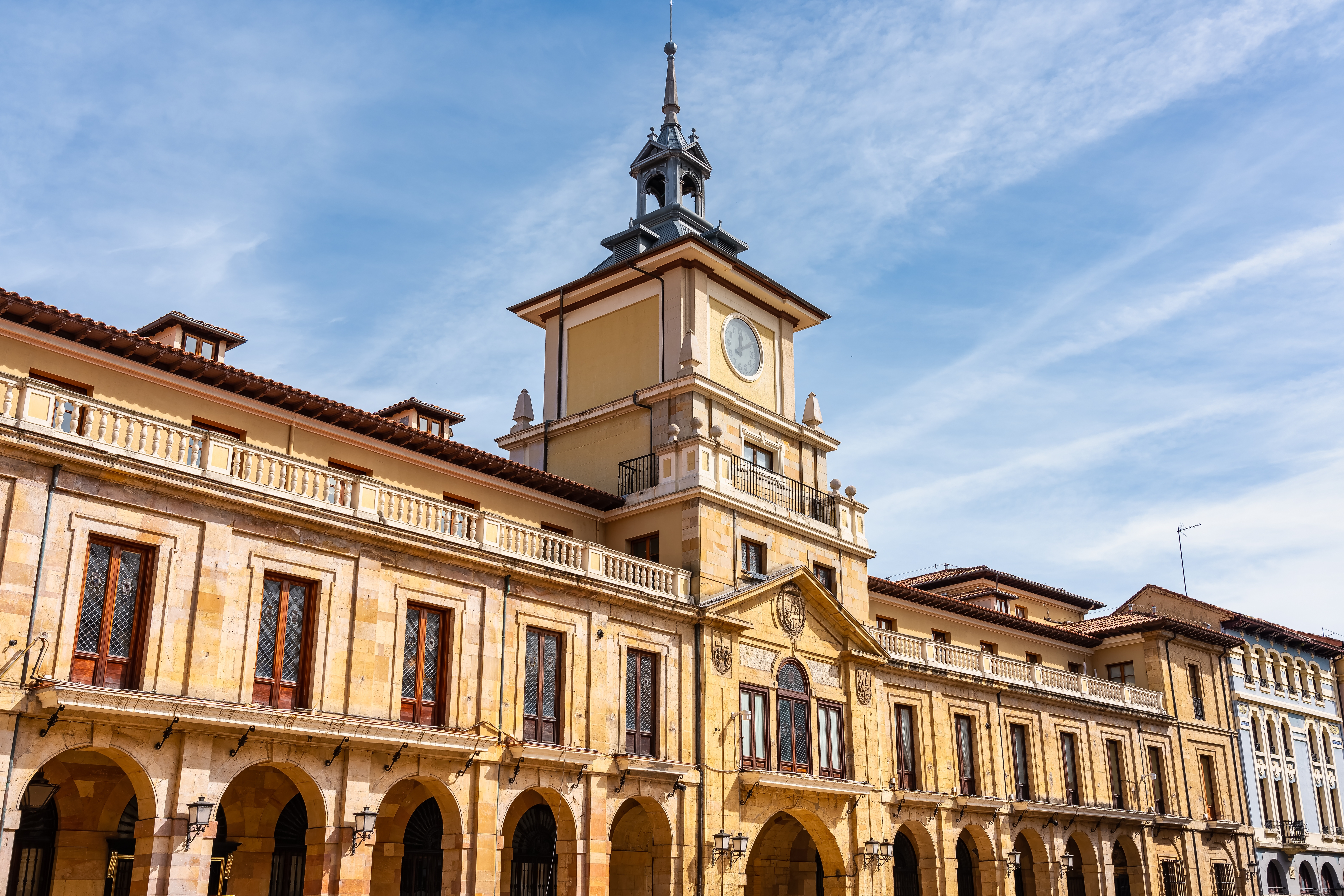 Historiske Plaza del Fontan plads med traditionel spansk arkitektur og klokketaarn i Oviedo, Asturias